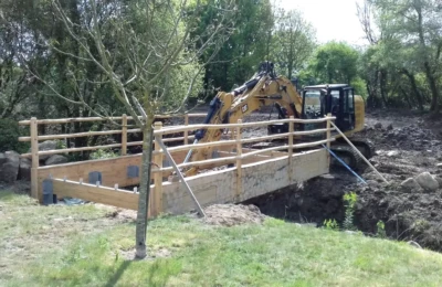 La préparation avant la pose du plancher Un engin de chantier déblaie avant la pose du plancher