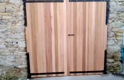 Le portail du garage refait à neuf et posé fermé Portail de garage à deux vantaux refait à neuf fermé