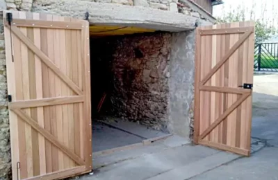 Le portail du garage refait à neuf et posé ouvert Portail de garage à deux vantaux refait à neuf ouvert