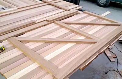 Les deux vantaux pour le portail de garage sont arrivés de l'atelier Préparation de la pose d'un portail de garage