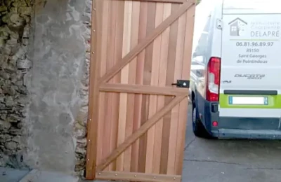 Le vantail droit refait à neuf du portail de garage Vantail droit neuf du garage posé