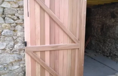 Le vantail gauche refait à neuf du portail de garage Vantail gauche neuf du garage posé