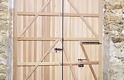 Le portail est posé avec ses deux vantaux refait à neuf sur mesure Portail de grange refait à neuf sur mesure vue intérieure