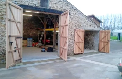 Réfection de portail de grange sur-mesure à l'identique Portail de grange à deux vantaux et le garage attenant rénovés à neuf sur mesure
