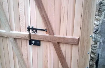 Détail sur la porte intérieure Porte intérieure de portail refaite à neuf