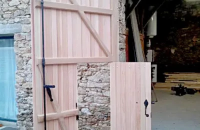 Vérification du bon fonctionnement de la porte intérieure du vantail gauche Vantail gauche du portail avec sa porte intérieure ouverte