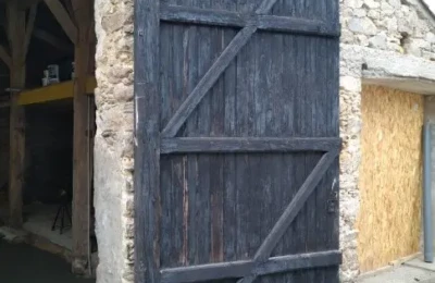 Le vantail droit d'un portail à rénover Vantail droit ancien de portail