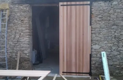 Le vantail droit neuf est posé Pose du vantail droit neuf du portail