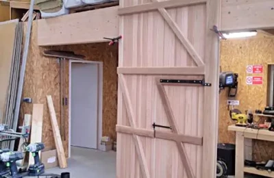 Le vantail gauche avec sa porte intérieure neuf encore à l’atelier Vantail gauche neuf avec porte intérieure dans l'atelier