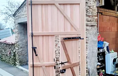 Le vantail gauche neuf avec sa porte intérieure est posé Pose du vantail gauche neuf du portail