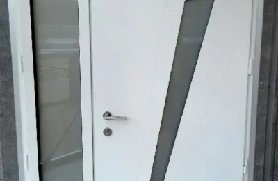 Porte d'entrée blanche – à gauche ouverture translucide – décoration diagonale Une porte d'entrée de couleur blanche avec décoration diagonale