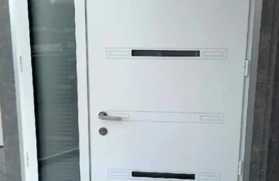 Porte d'entrée blanche – à gauche ouverture translucide – décorations horizontales Une porte d'entrée de couleur blanche avec décorations horizontales