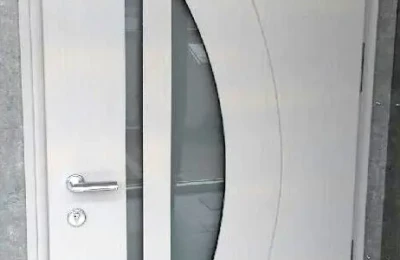 Porte d'entrée blanche – décorations rétro avec empreinte en demi-cercle Une porte d'entrée de couleur blanche avec double décoration incurvée
