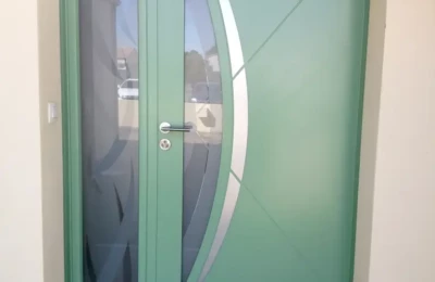 Porte d'entrée de couleur verte dans un renfoncement Une porte d'entrée de couleur verte