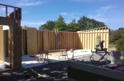 L'ossature bois vue avant droit Ossature en bois d'un préau vue avant droit