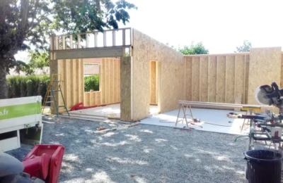 L'ossature bois vue avant gauche Ossature en bois d'un préau vue avant gauche