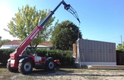 La pose du mur avec un télescopique Pose d'un mur en bois