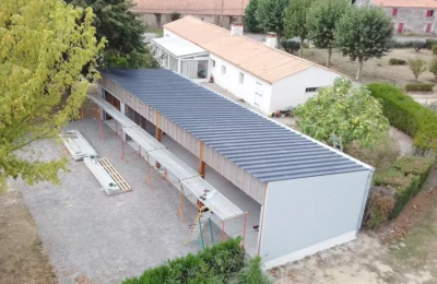 Vue aérienne avant Vue aérienne avant d'un préau en bois