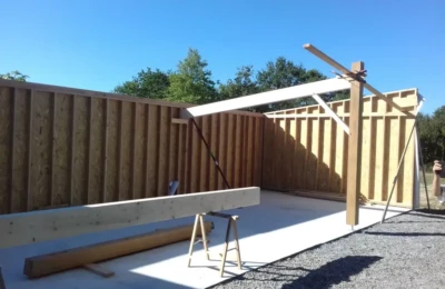 Le début du chantier Préparation d'un préau en bois