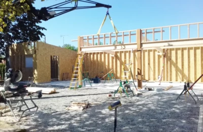 La pose au bras mécanique de l'appui du toit du préau Pose d'un appui de toit d'un préau en bois sur-mesure