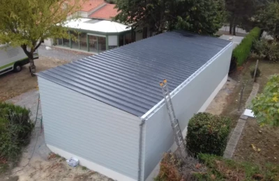 Vue aérienne arrière Vue aérienne arrière d'un préau en bois