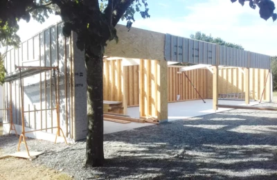 L'isolation de l’ossature bois du préau L'isolation de l'ossature en bois du préau