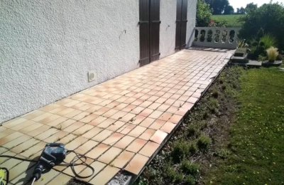 Dépose du carrelage Dépose du carrelage d'une terrasse en bordure de maison