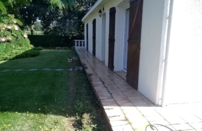 Une terrasse de bordure de maison vieillissante Terrasse aux abords d’une maison en pavés