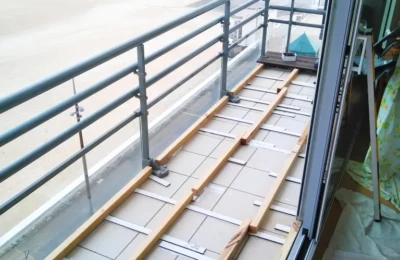 Terrasse sur-mesure en Bamboo pour un balcon : préparation Préparation d’une terrasse de balcon en bois