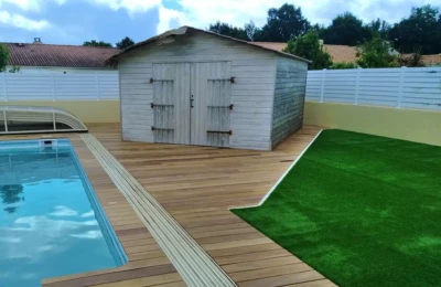 Détail du bord de la piscine et de la découpe pour le cabanon Un cabanon sur une terrasse en bois au bord d'une piscine