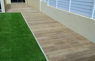 Un chemin en bois pour longer le mur Un chemin en bois longeant un mur extérieur