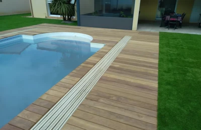 La découpe de la terrasse pour l'ornement de la piscine Détail de la découpe d'une terrasse sur un ornement d'une piscine