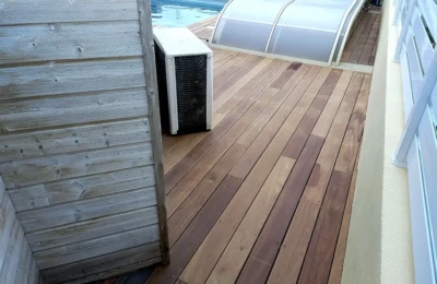 Le détail à l'arrière de la piscine Détail d'une terrasse en bois