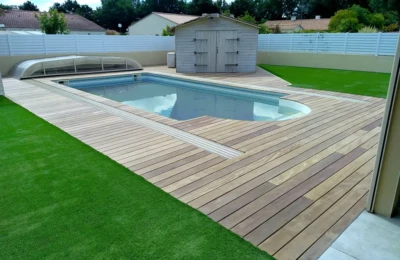 Vue à gauche Une terrasse en bois autour d'une piscine vue gauche