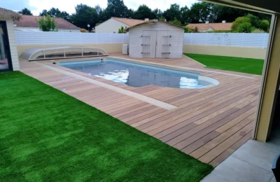 Une grande terrasse en bois sur-mesure pour border une piscine Une terrasse en bois bordant une piscine