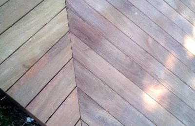 Un détail de la découpe précise Détail d'une terrasse en bois