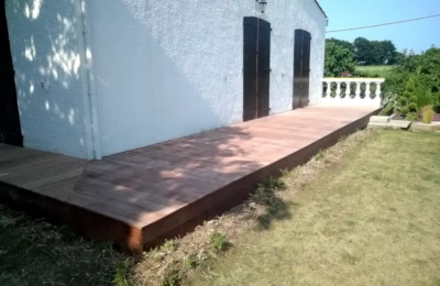 À droite Terrasse en bois aux abords d'une maison côté droit