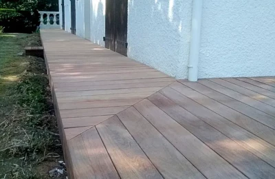La terrasse dans sa longueur Terrasse en bois vue rasante