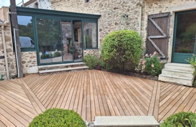 Vue centrale Une terrasse en teck sur mesure (centre)