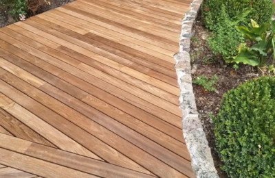 Le détail de la terrasse avec ses bordures Détail d'une terrasse en teck sur mesure