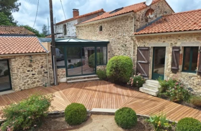 Vue entière de la terrasse sur mesure en teck Une terrasse sur mesure en teck