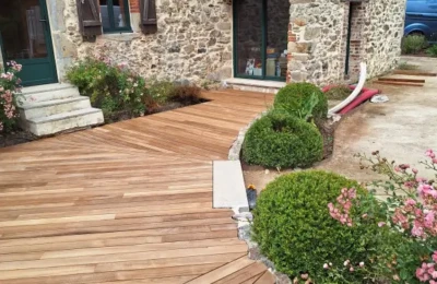 Terrasse sur mesure en teck partie est Une terrasse en teck sur mesure (gauche)