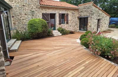 Vue large de l'arrondi central Une terrasse en teck arrondie au centre