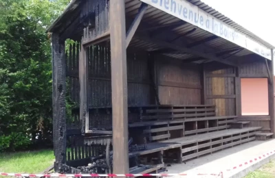 La tribune endommagée et partiellement détruite Tribune endommagée d’un stade