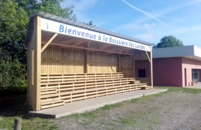 La tribune du stade de football entièrement refaite à neuf Tribune rénovée d'un stade