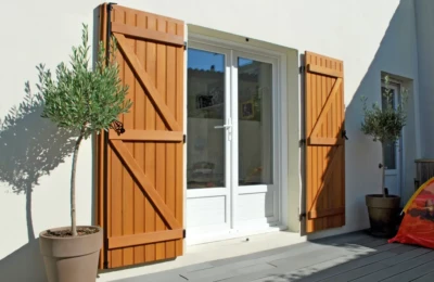 Les volets en bois massif de la porte intérieure vers la terrasse Volets de porte en bois